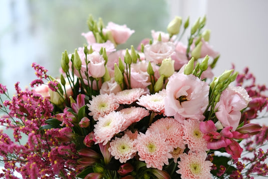 a vase filled with lots of pink flowers